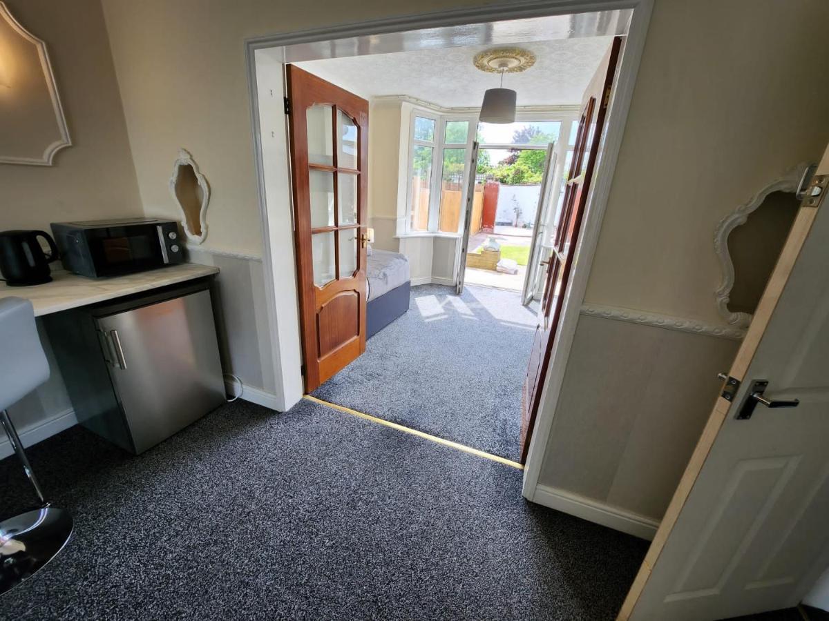 Sheldon Shared House Hotel Solihull Bagian luar foto