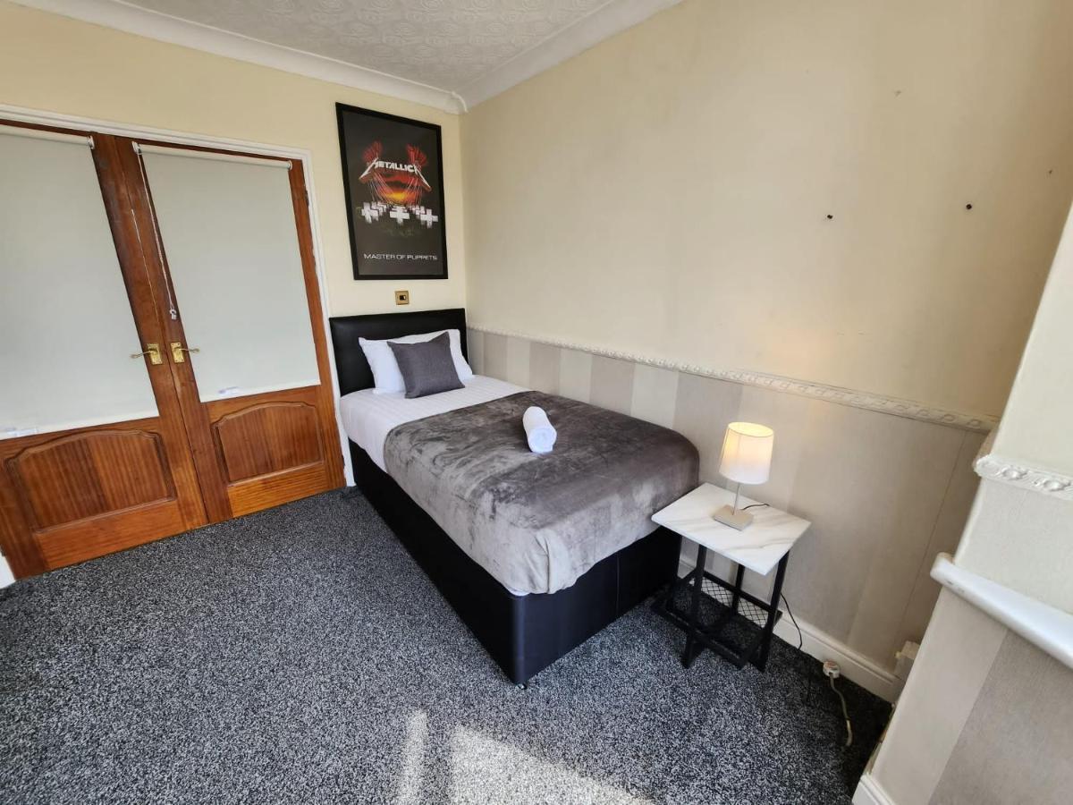 Sheldon Shared House Hotel Solihull Bagian luar foto