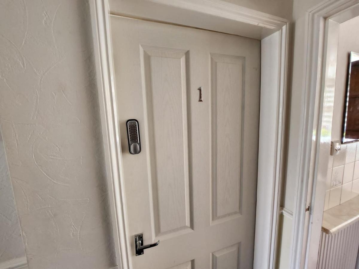 Sheldon Shared House Hotel Solihull Bagian luar foto