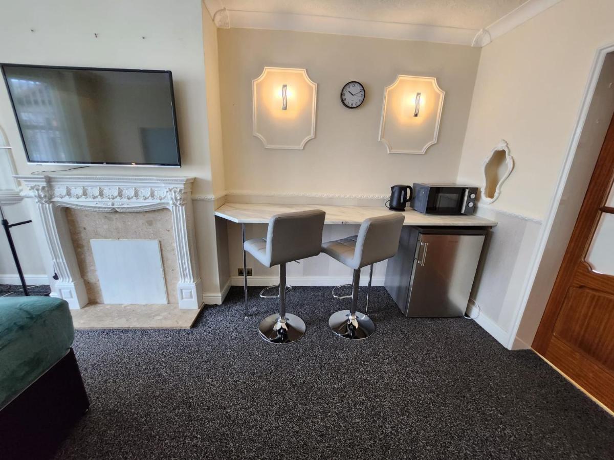 Sheldon Shared House Hotel Solihull Bagian luar foto
