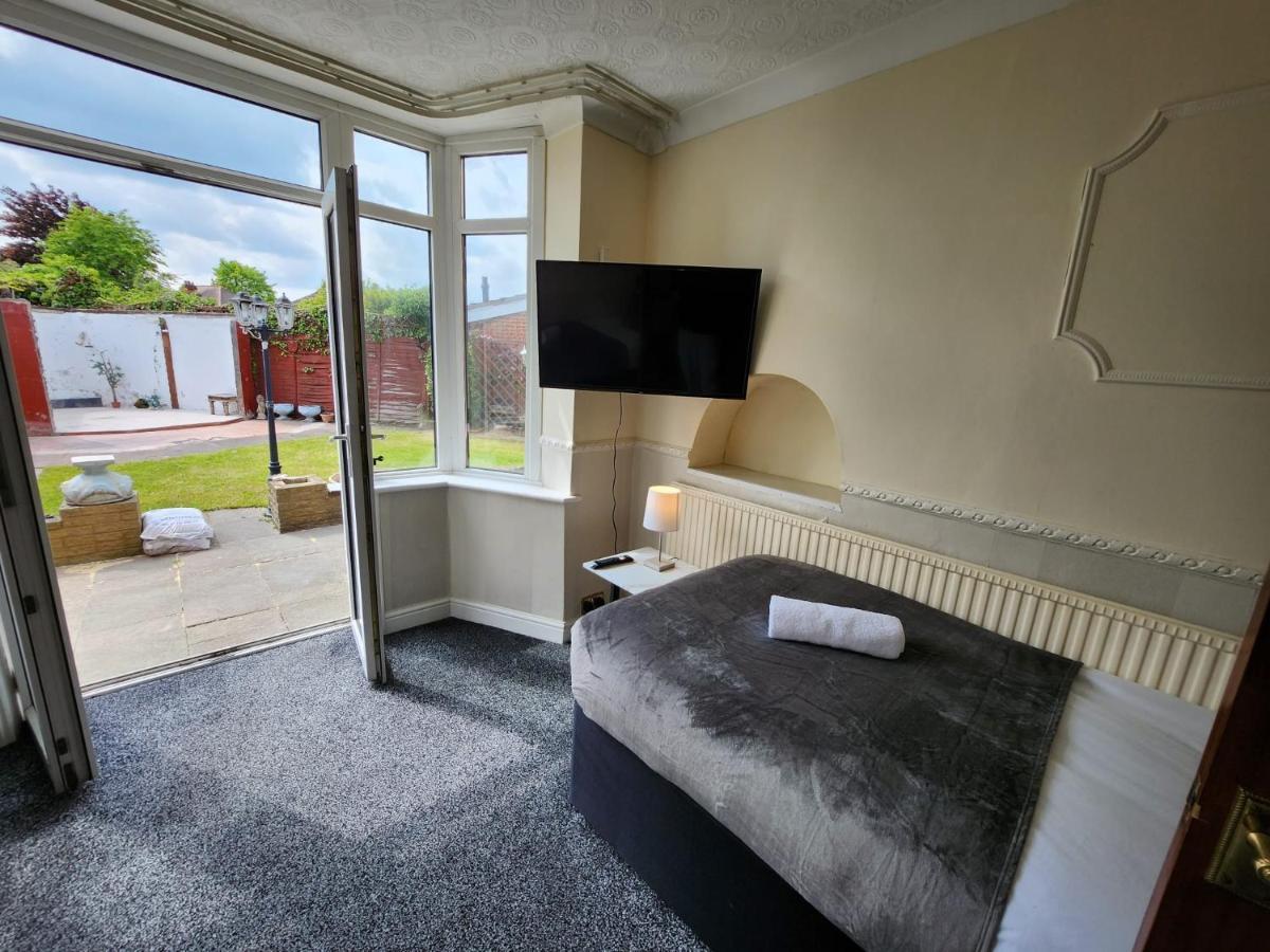 Sheldon Shared House Hotel Solihull Bagian luar foto